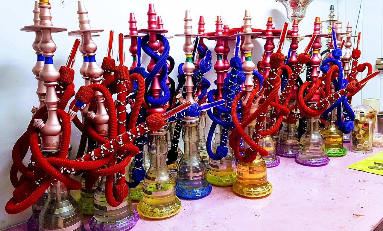 Collection de chichas colorées prêtes au service