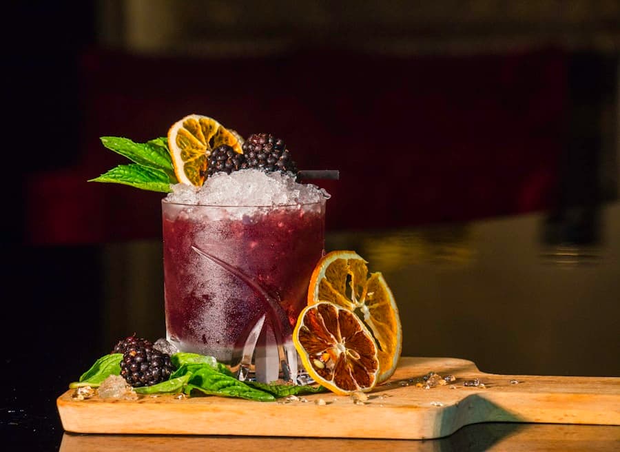 Cocktail aux mûres couronné de glace pilée et d'agrumes séchés