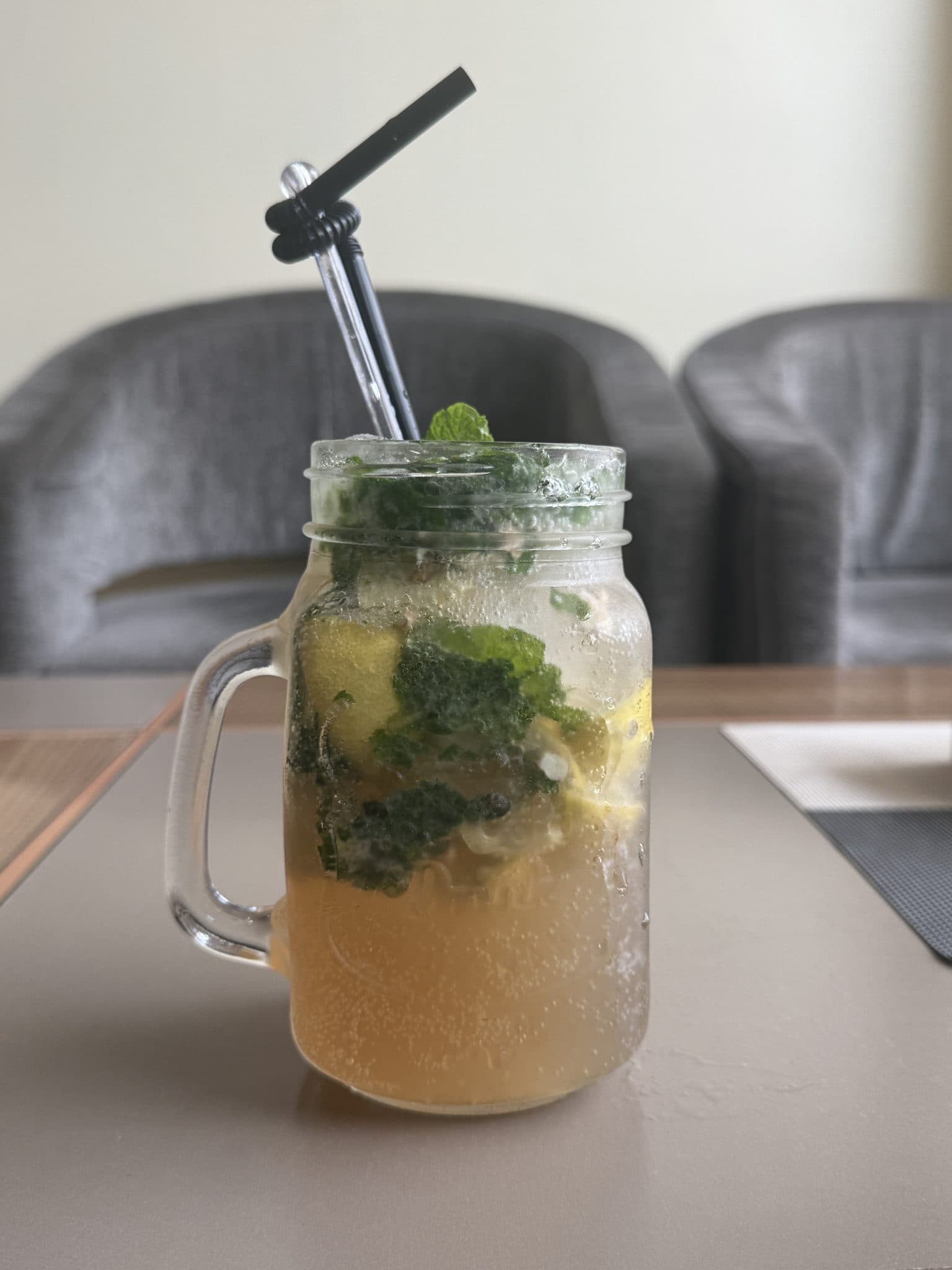 Citronnade glacée à la menthe fraîche servie en bocal givré