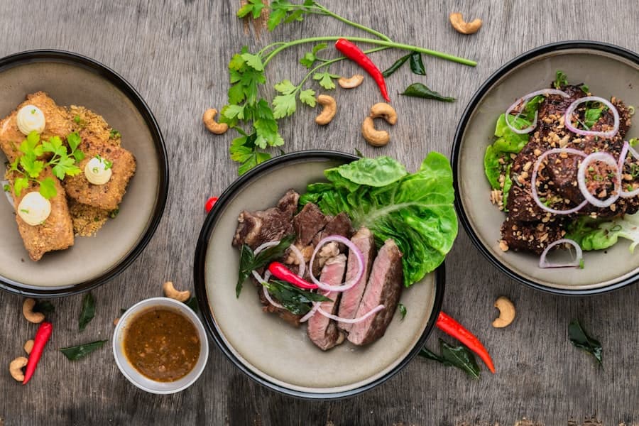 Assiettes de tapas à partager, herbes fraîches et piments sur bois brut