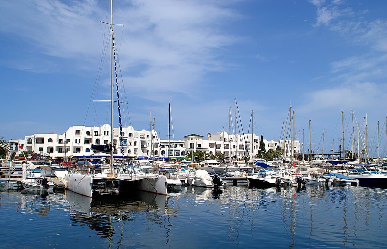 Marina de Port El Kantaoui : voiliers amarrés devant les résidences blanches