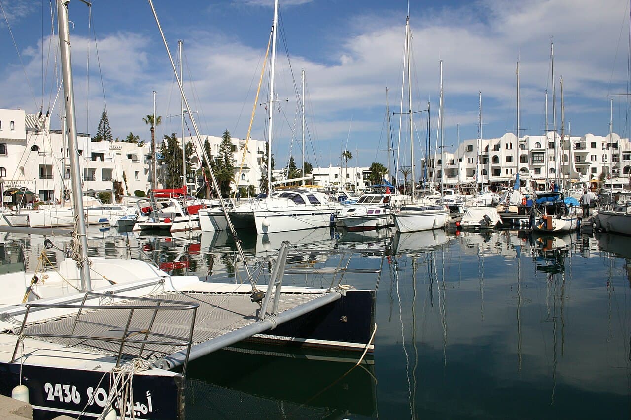 Yachts et voiliers amarrés dans la marina de Port El Kantaoui