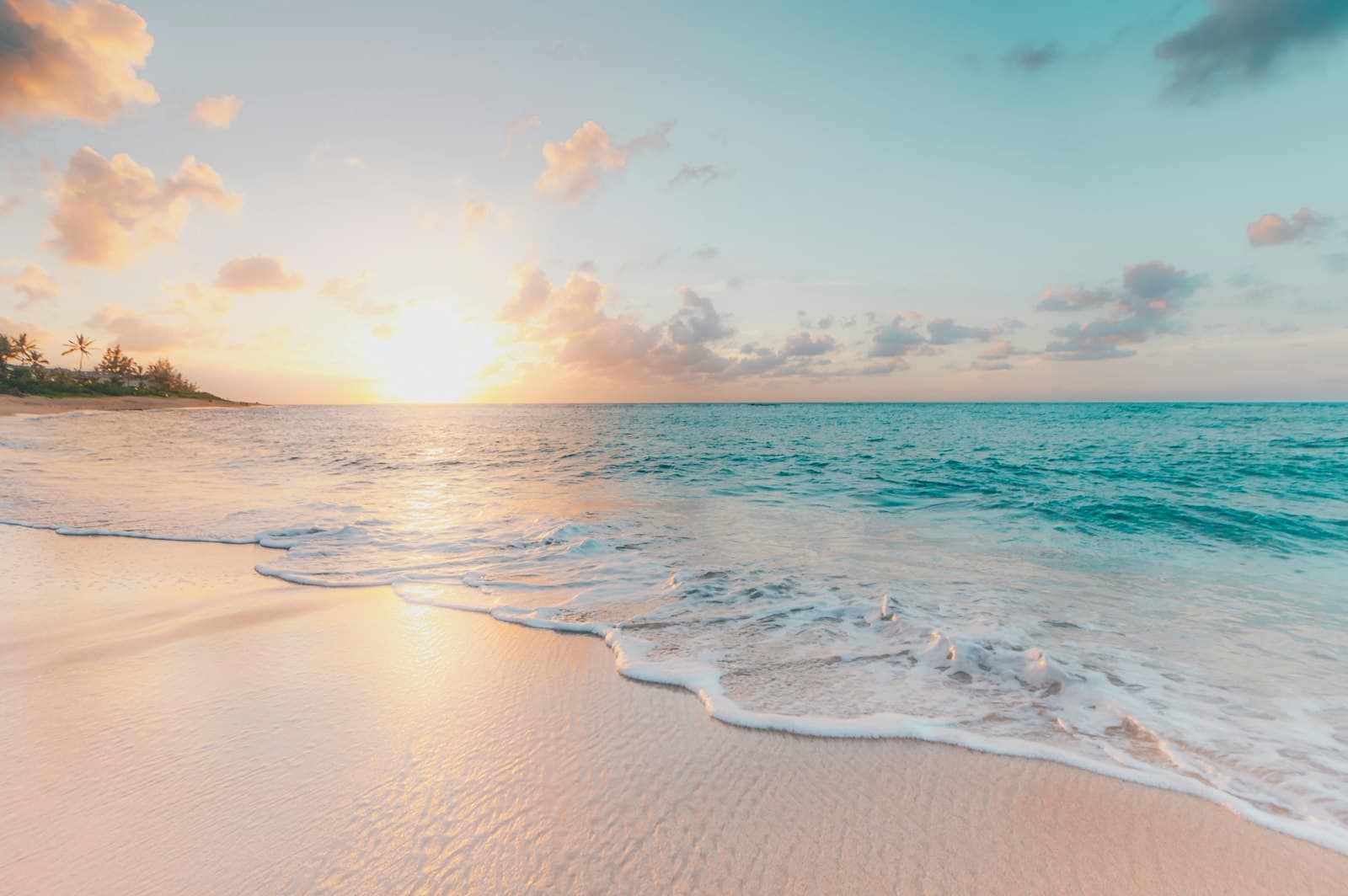 Ciel pastel au couchant sur une plage du Sahel, écume dorée