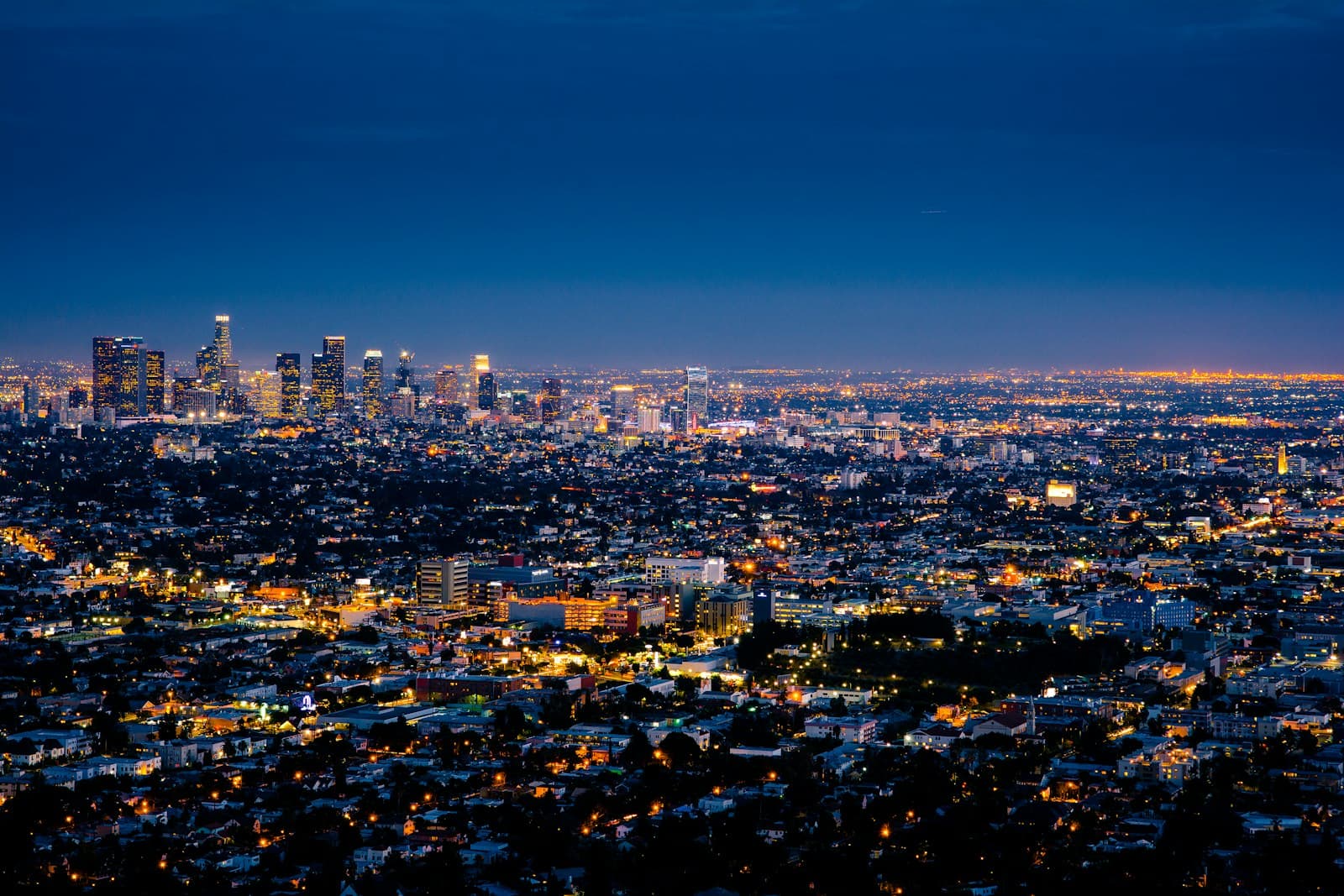 Panorama urbain illuminé jusqu'à l'horizon à la nuit tombée